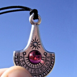 Sidabruotas pakabukas - saulės laikrodis „Nilas“ su Bohemijos krištolu