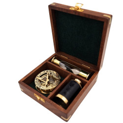 Vintažinis dovanų rinkinys – kompasas su saulės laikrodžiu, teleskopas ir smėlio laikrodis medinėje dėžutėje