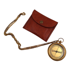 Brass Compass on Chain – Žalvarinis kompasas odiniame dėkle
