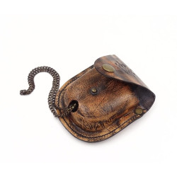 Užrakinamas žalvarinis kompasas su grandinėle odiniame dėkle