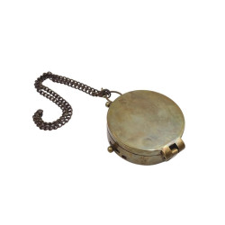 Užrakinamas žalvarinis kompasas su grandinėle odiniame dėkle